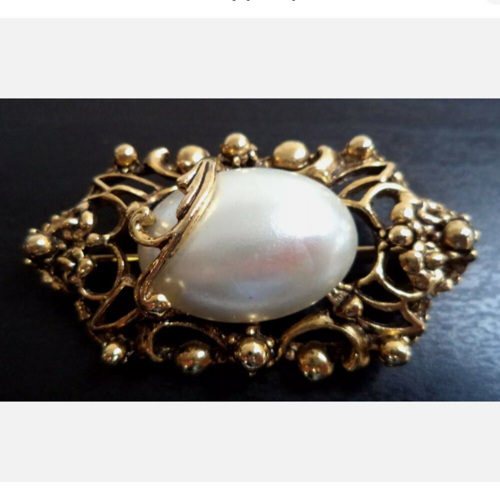 VINTAGE ESTATE ORNATE PEARL FLORAL 2" BROOCH 1978
